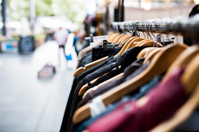 ecommerce-ST MARTIN DE PALLIERES-min_blur_close_up_focus_hanger_jacket_market_people_rack-1176303