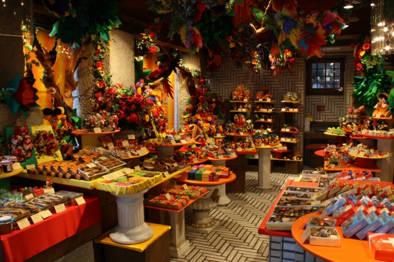 ecommerce-ST MARTIN DE PALLIERES-min_candy_store_chocolate_shop_chocolate_switzerland-393515