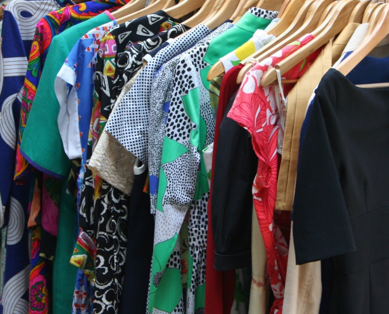 ecommerce-ST MARTIN DE PALLIERES-min_dresses_apparel_clothing_clothes_clothes_hangers_wooden_hangers_retail_shop_closet-1149845