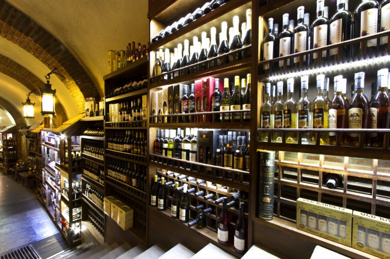 ecommerce-ST MARTIN DE PALLIERES-min_world_street_travel_shop_canon_georgia_wine_bottles-429767